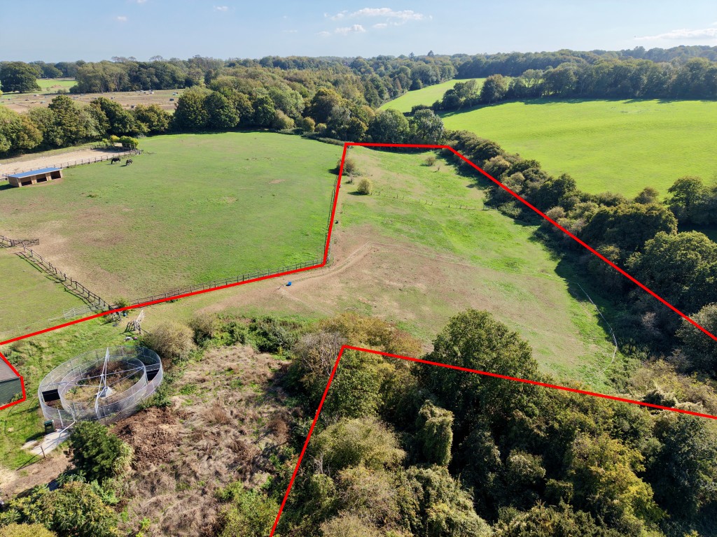 Lot: 80 - EQUESTRIAN FACILITY - INDOOR MANÈGE, STABLES, PADDOCKS AND ACCOMMODATION - Paddocks